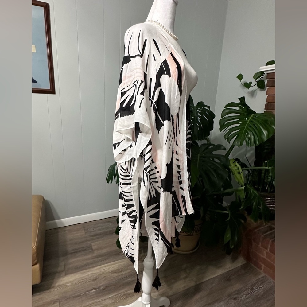 🏝️FRANCESCAS KIMONO STYLE SCARF ONE SIZE PERFECT FOR BEACH.
